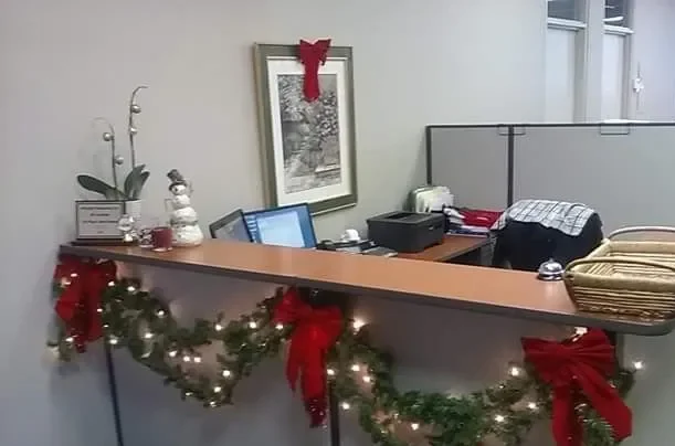 How To Decorate Your Workspace For Christmas With Your Colleagues -  Hyperfavor